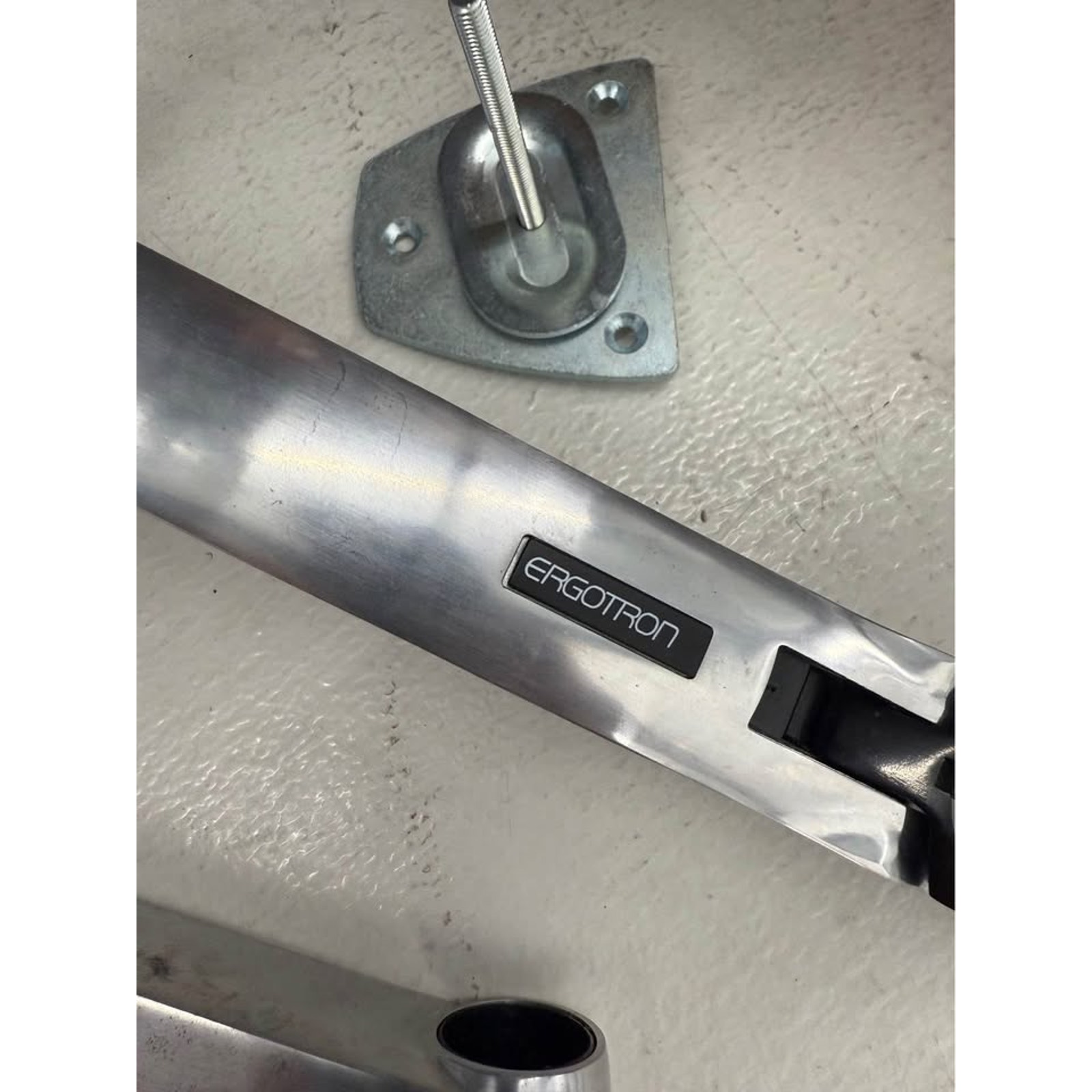 Ergotron LX Computer Monitor Adjustable VESA Mount Aluminum Grommet Mount - 第 5/7 張圖片