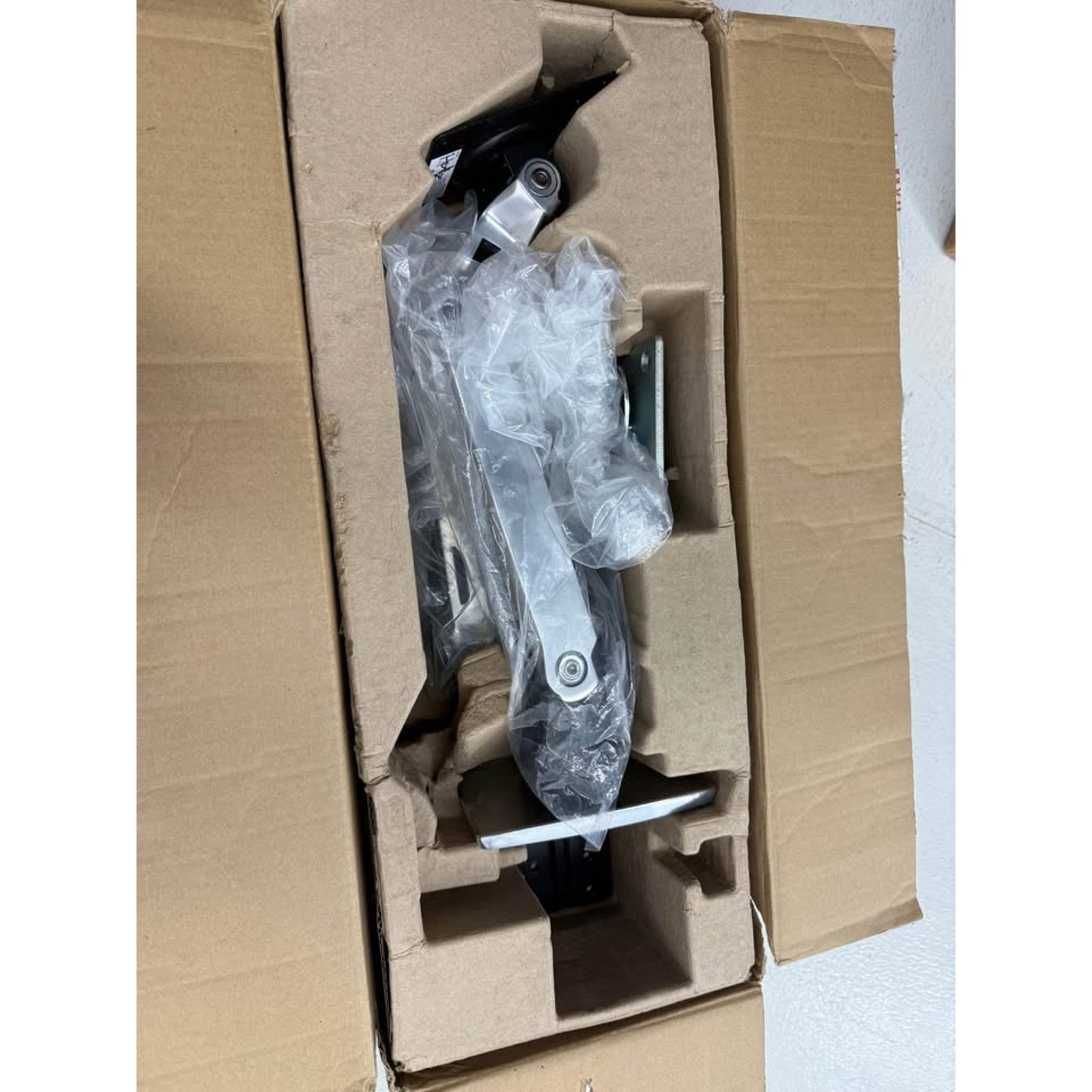 Ergotron LX Computer Monitor Adjustable VESA Mount Aluminum Grommet Mount - 第 3/7 張圖片