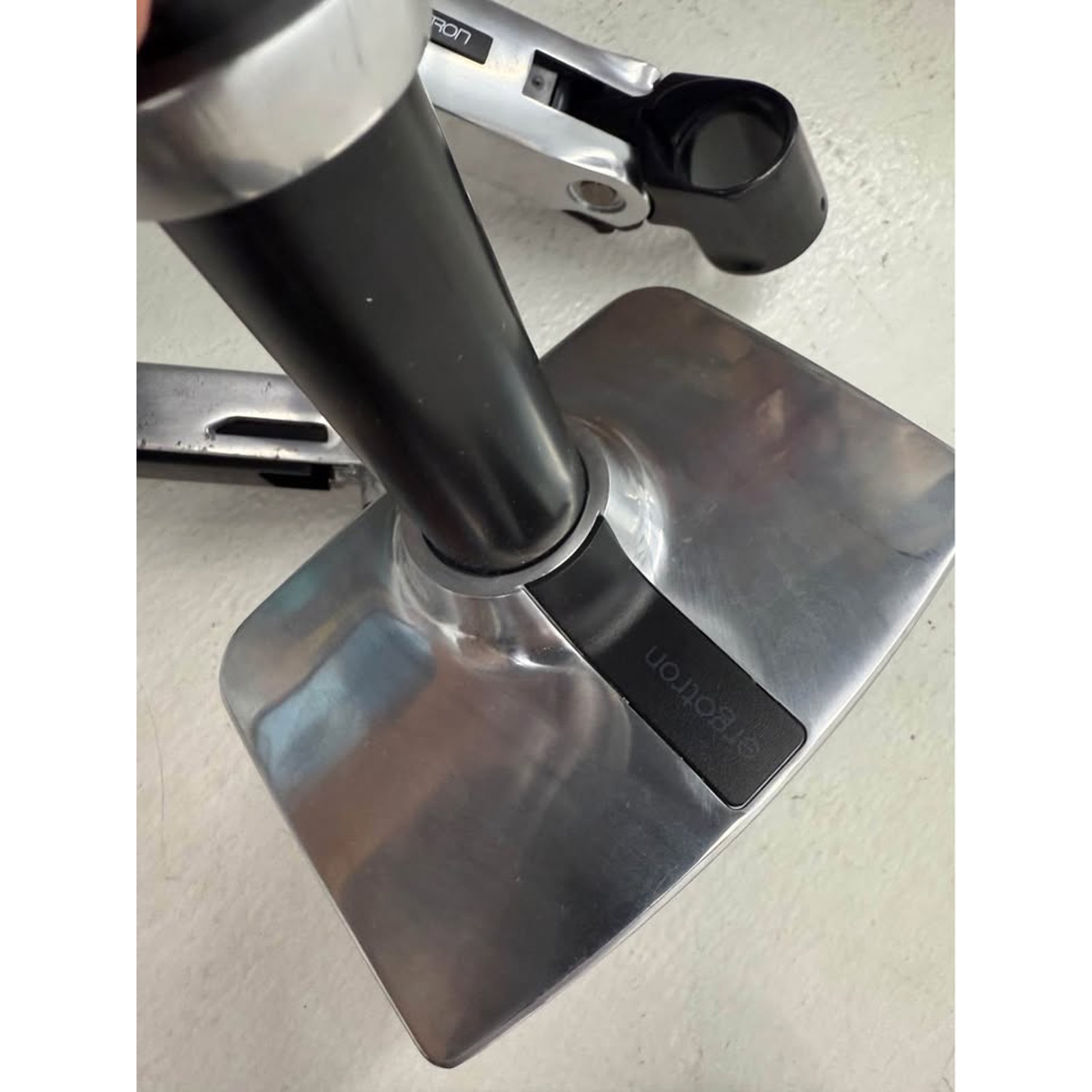 Ergotron LX Computer Monitor Adjustable VESA Mount Aluminum Grommet Mount - 第 4/7 張圖片