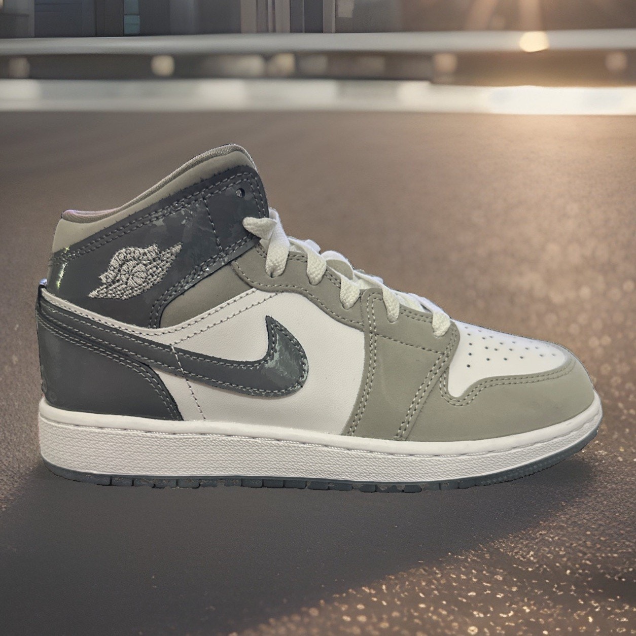 New Kids Size 4.5Y Air Jordan 1 Mid SE Cool Grey HF3193-100 Women’s Size 6