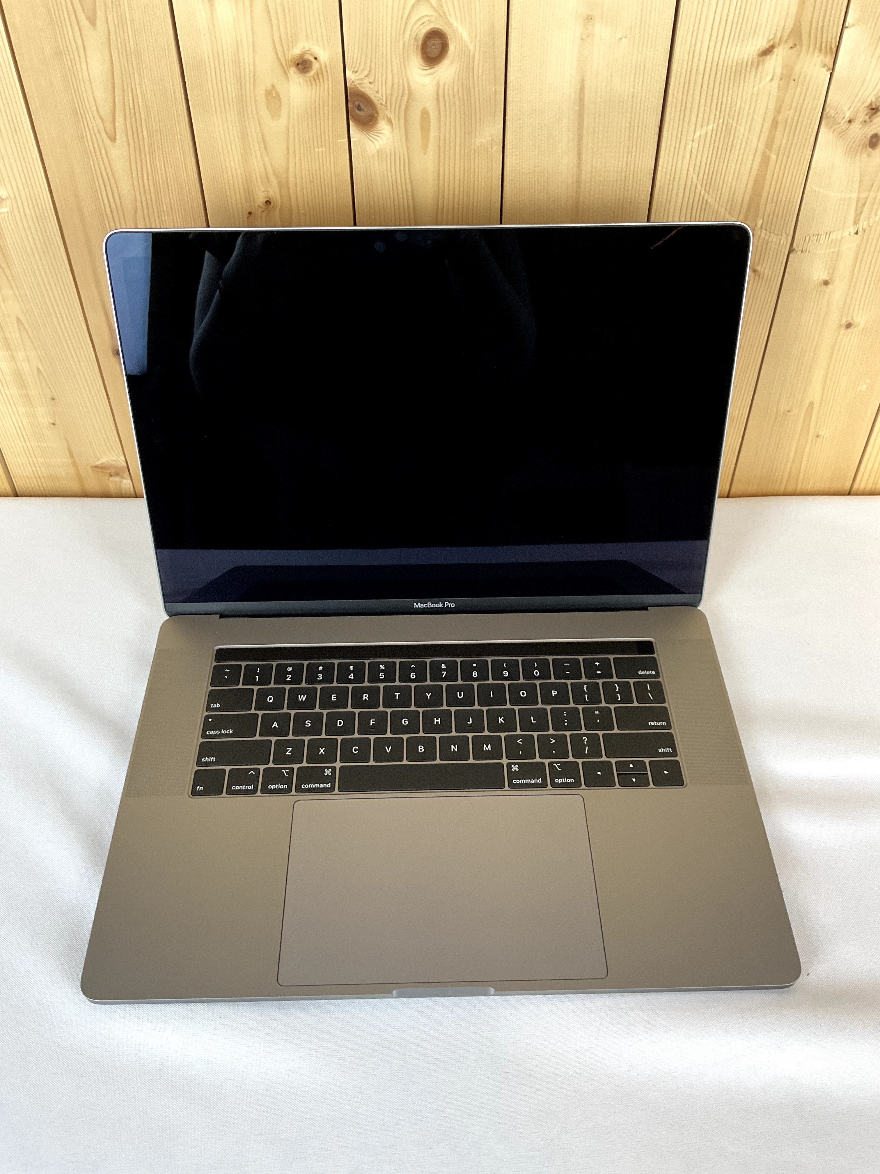 pic of Apple MacBook Pro, 15", Intel i7 2.6GHz, 16 GB Ram, 512 GB SSD, MR942LL/A