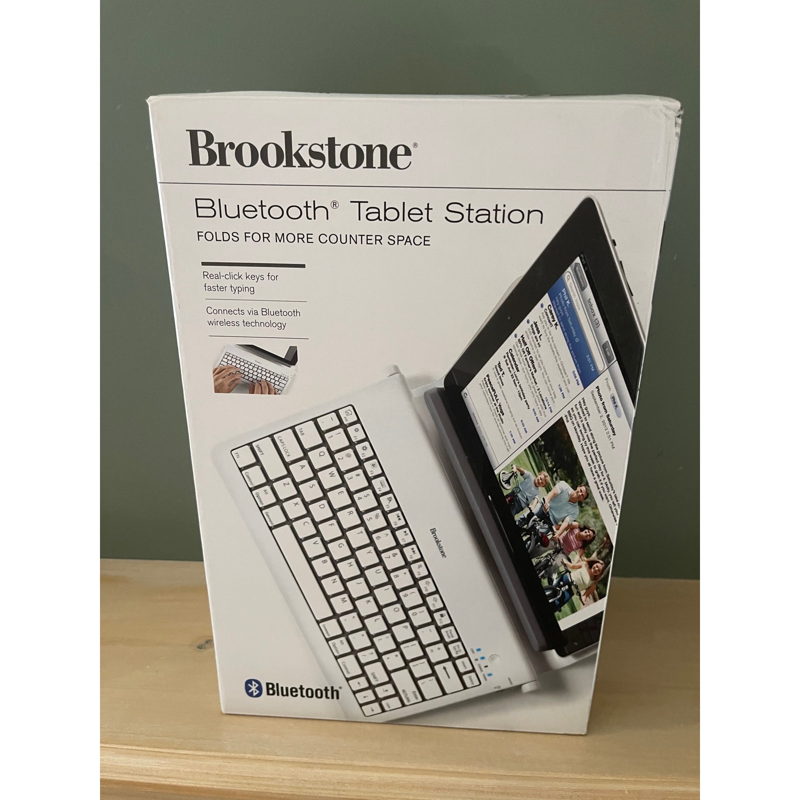 BRAND NEW BROOKSTONE Bluetooth Tablet Station Wireless Keyboard Stand ...