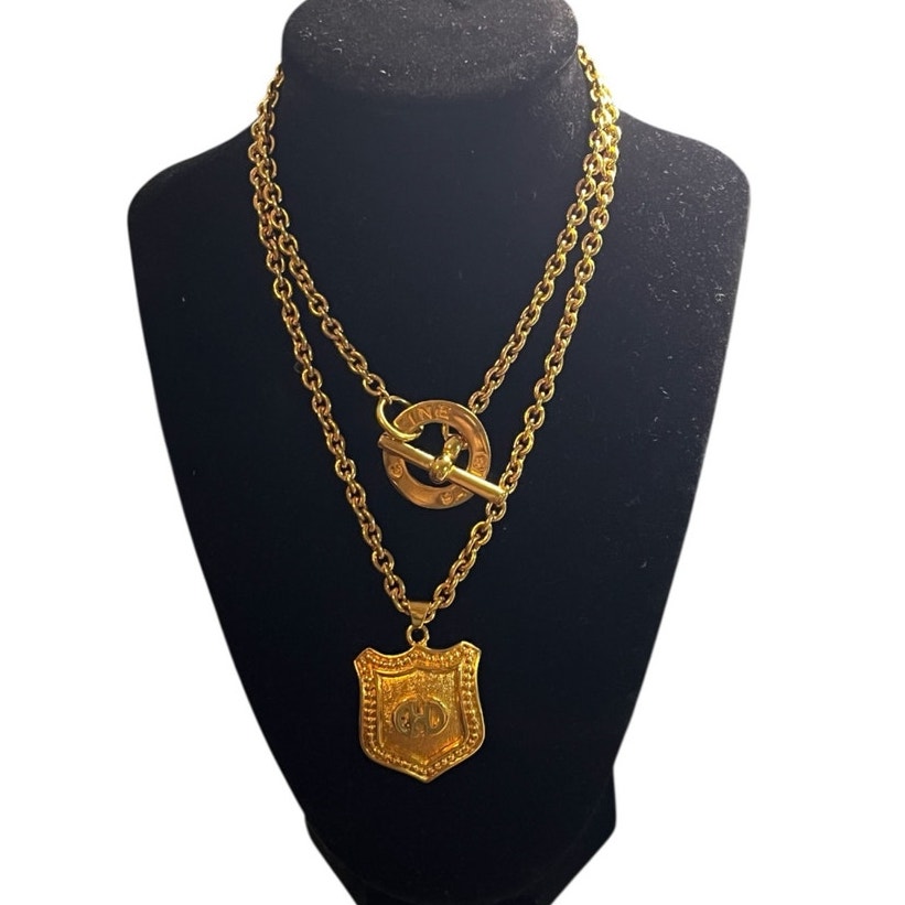 Collana catena regolabile tono oro Celine con ciondolo scudo 36"