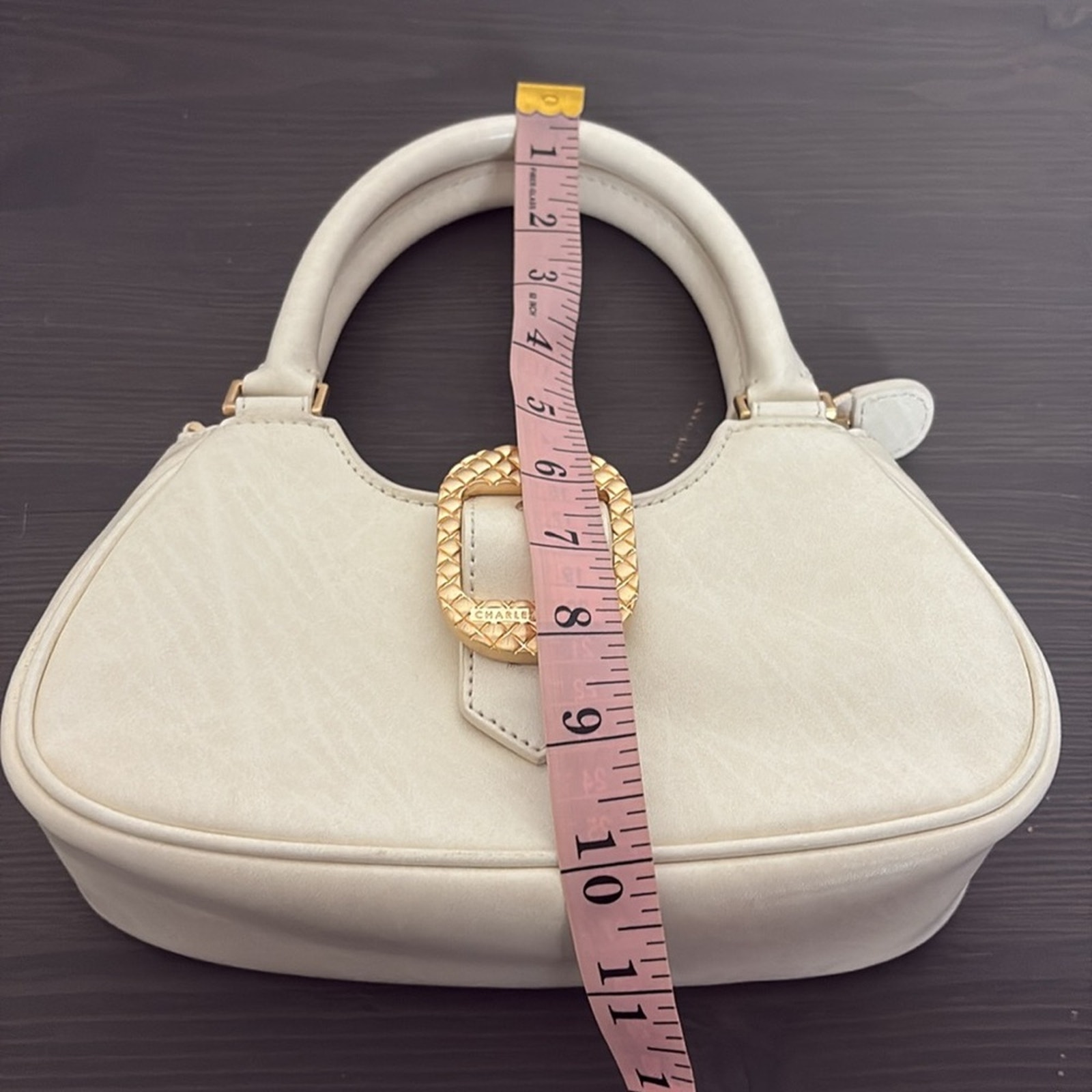 Bolso Charles & Keith Avis Mini Bolso Crema con Asa Superior con Cinturón - Imagen 15 de 15