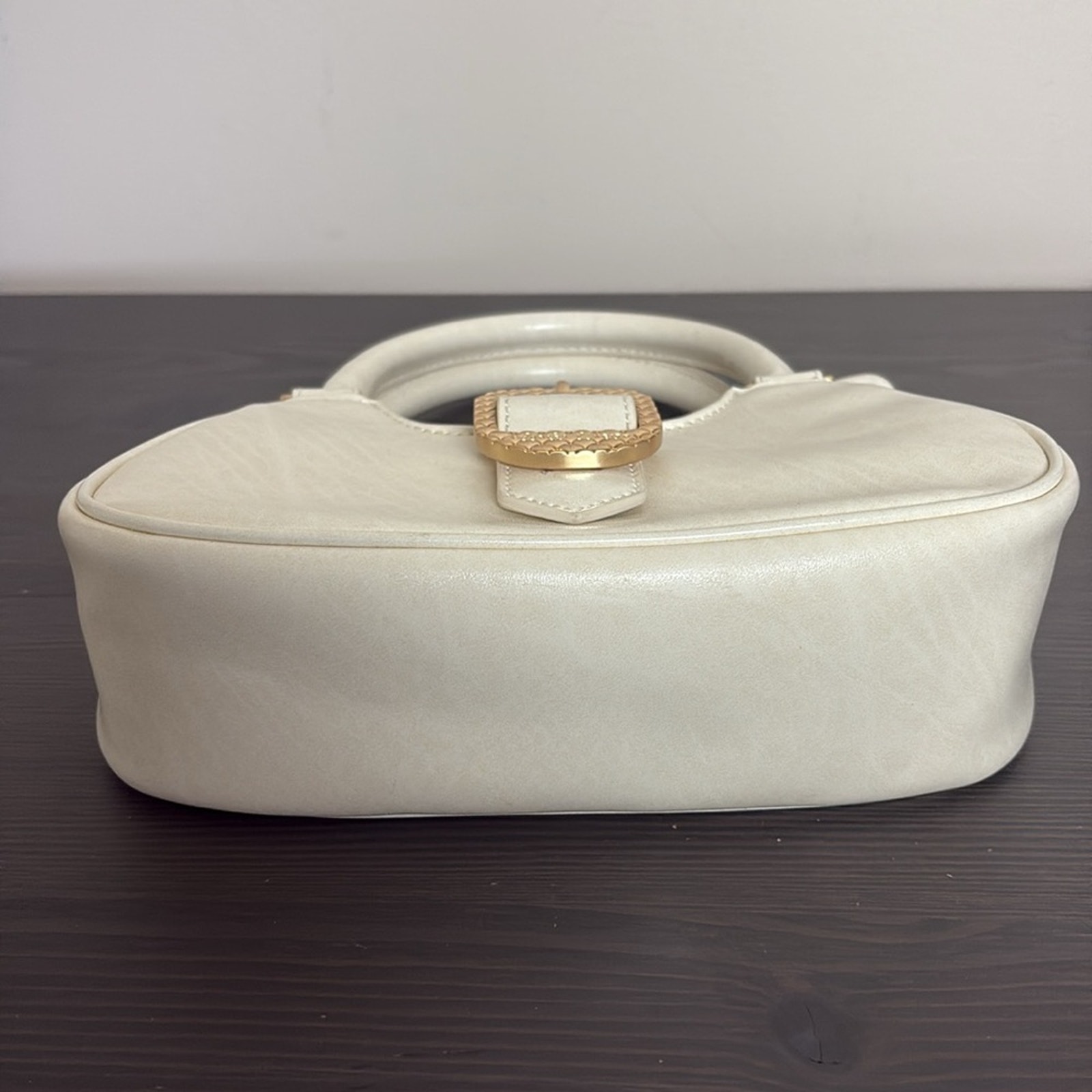 Bolso Charles & Keith Avis Mini Bolso Crema con Asa Superior con Cinturón - Imagen 11 de 15
