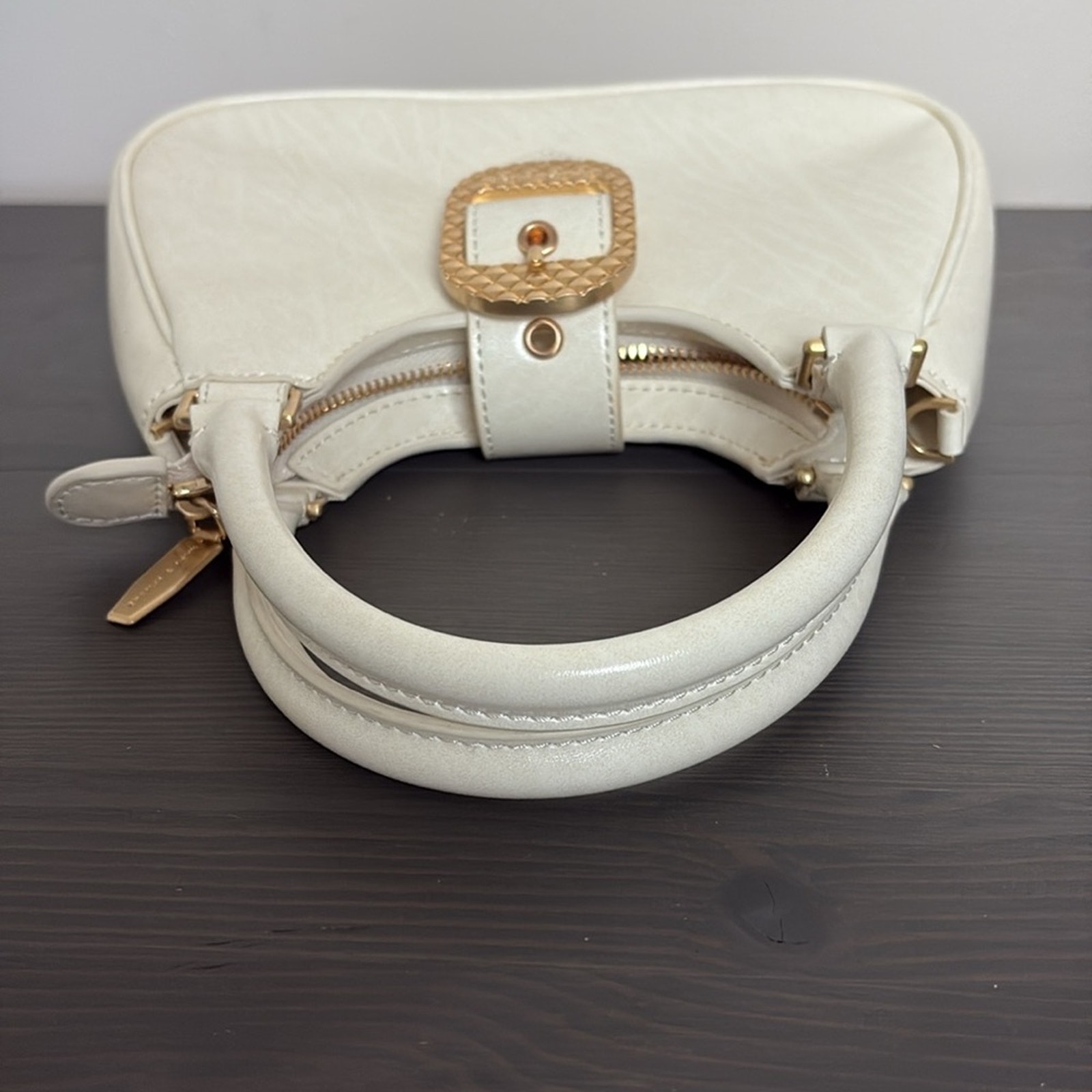 Bolso Charles & Keith Avis Mini Bolso Crema con Asa Superior con Cinturón - Imagen 7 de 15