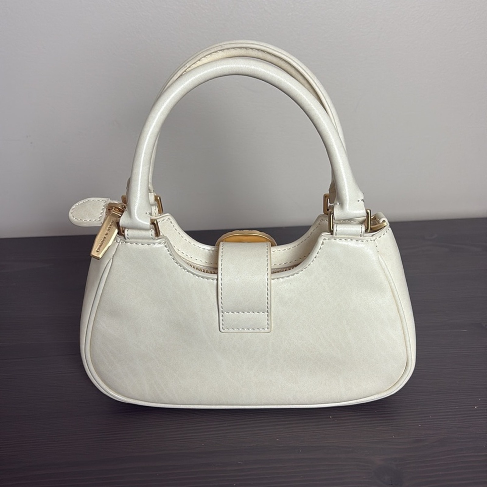 Bolso Charles & Keith Avis Mini Bolso Crema con Asa Superior con Cinturón - Imagen 3 de 15