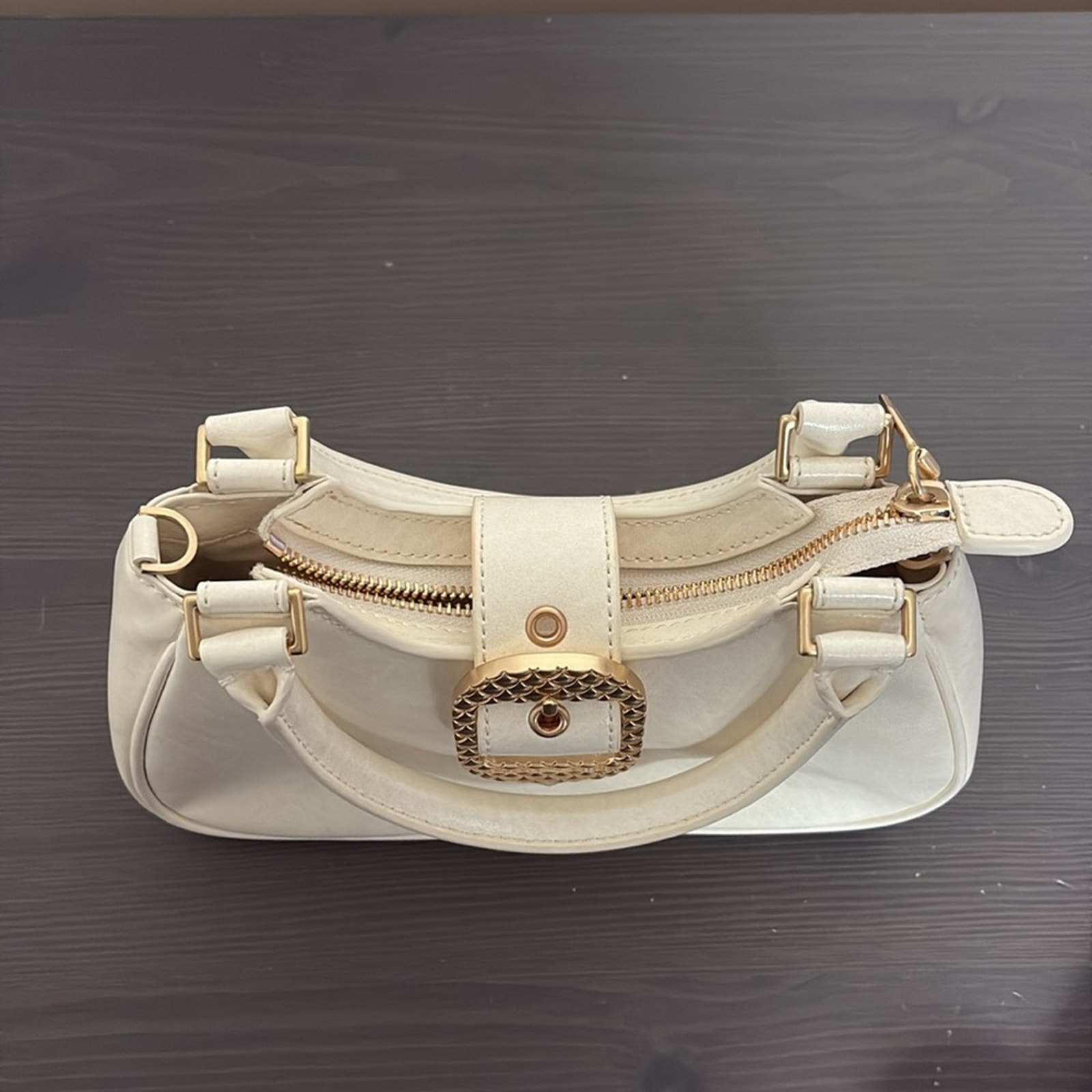 Bolso Charles & Keith Avis Mini Bolso Crema con Asa Superior con Cinturón - Imagen 4 de 15