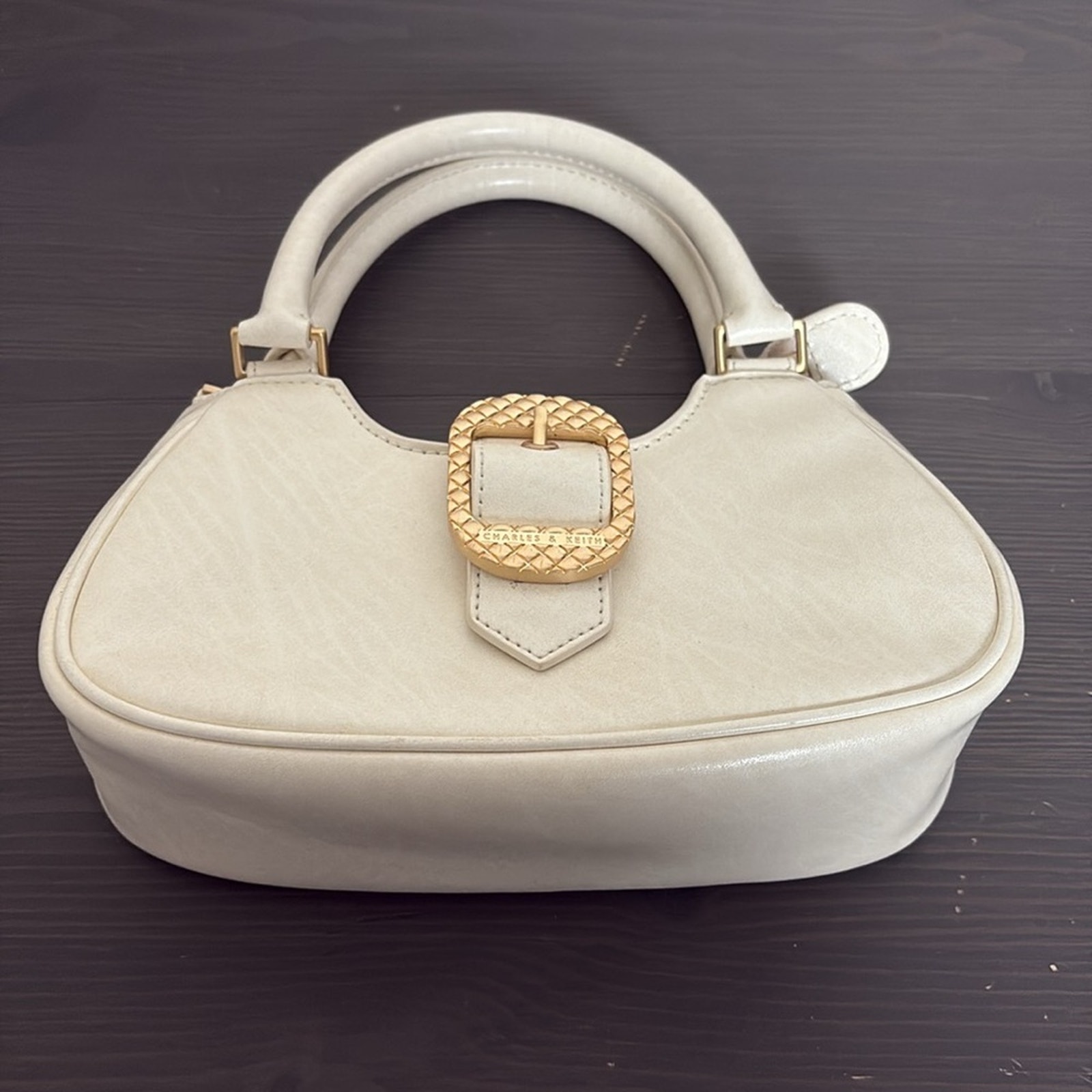 Bolso Charles & Keith Avis Mini Bolso Crema con Asa Superior con Cinturón - Imagen 2 de 15