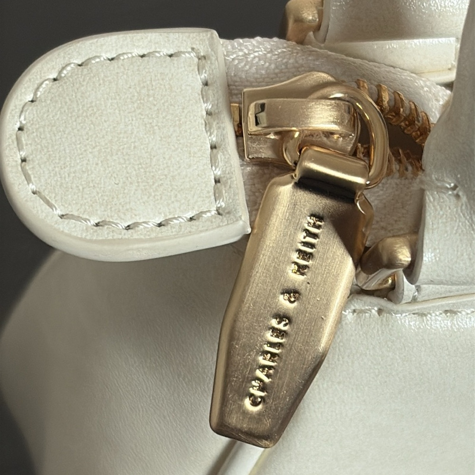 Bolso Charles & Keith Avis Mini Bolso Crema con Asa Superior con Cinturón - Imagen 9 de 15