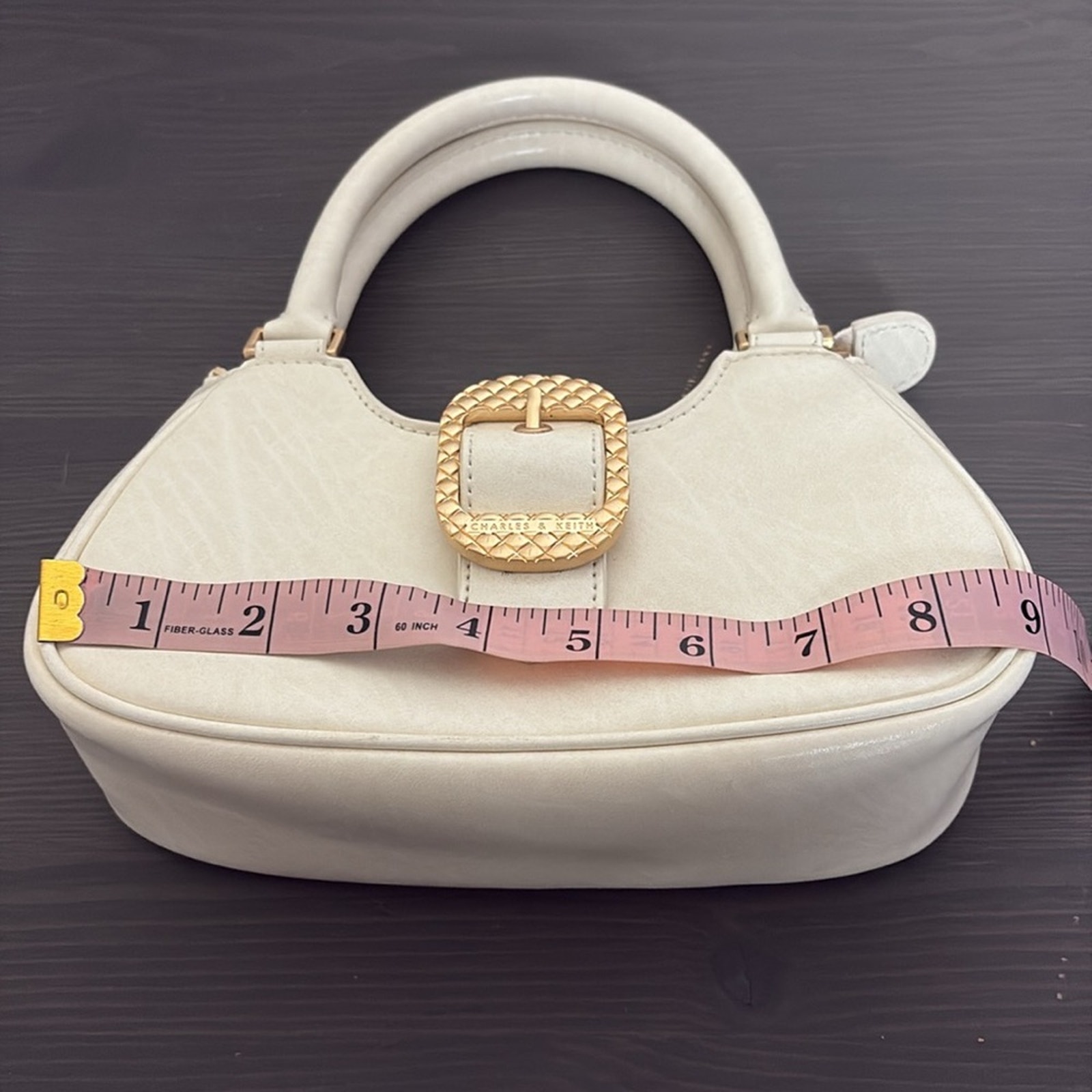 Bolso Charles & Keith Avis Mini Bolso Crema con Asa Superior con Cinturón - Imagen 14 de 15