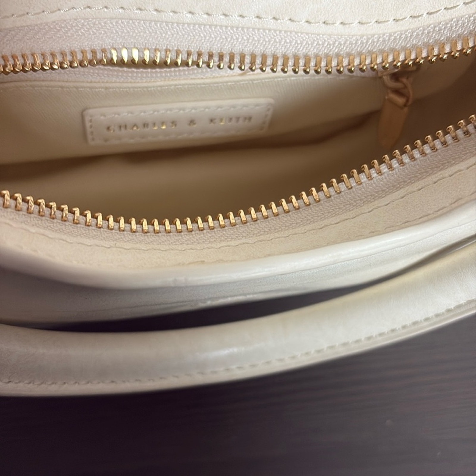 Bolso Charles & Keith Avis Mini Bolso Crema con Asa Superior con Cinturón - Imagen 10 de 15