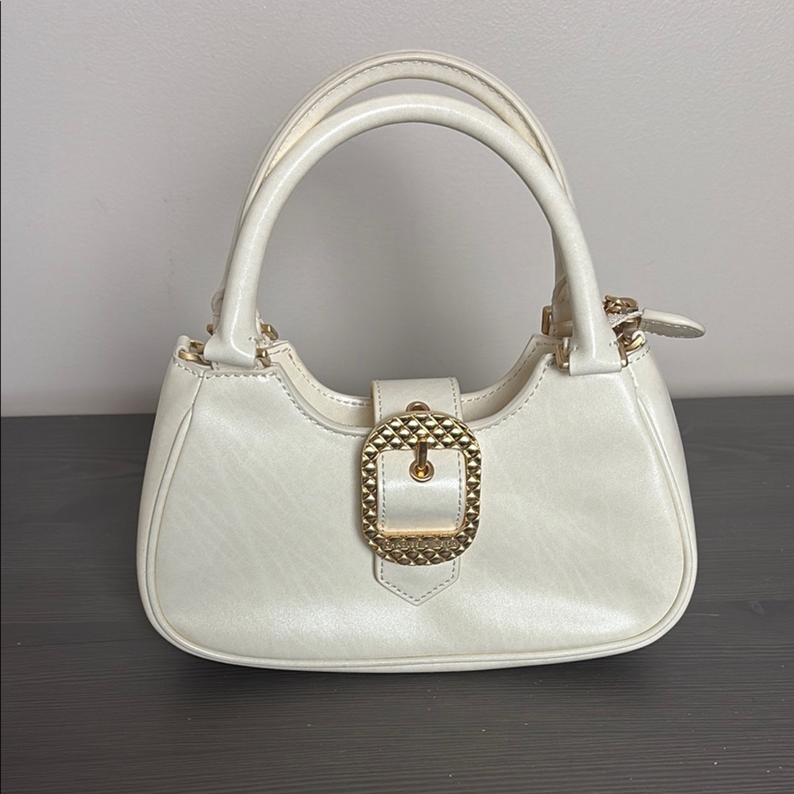 Bolso Charles & Keith Avis Mini Bolso Crema con Asa Superior con Cinturón